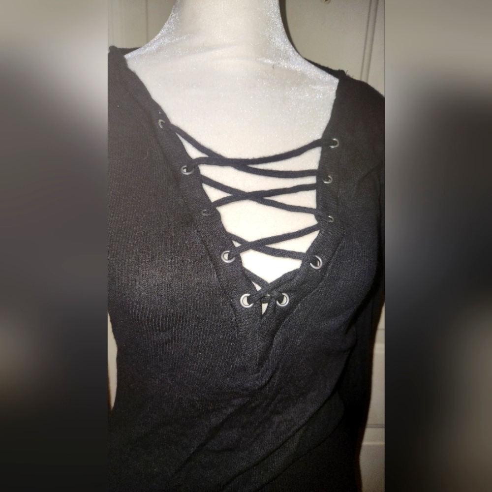 Black V-Nack Long Sleeve Top